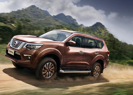 Проехав 40 000 километров за 3 года, Nissan Terra прибыл в дилерский центр для технического обслуживания.